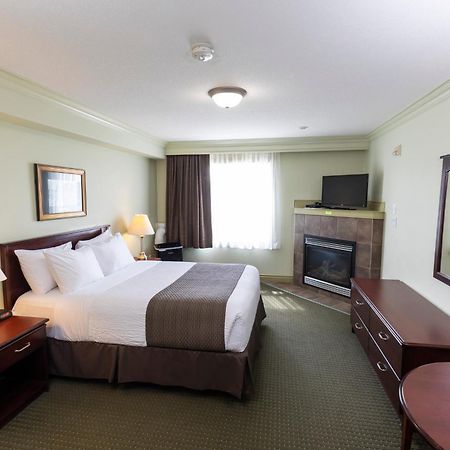 Quality Inn & Suites Whitecourt Exterior photo