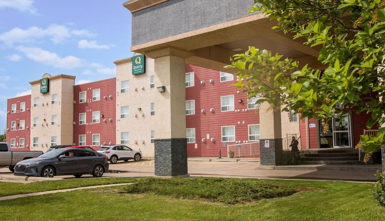 Quality Inn & Suites Whitecourt Exterior photo