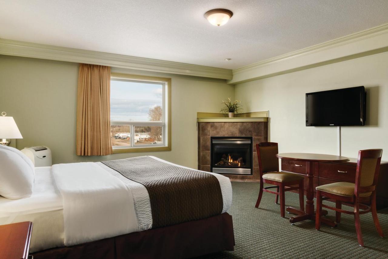 Quality Inn & Suites Whitecourt Exterior photo