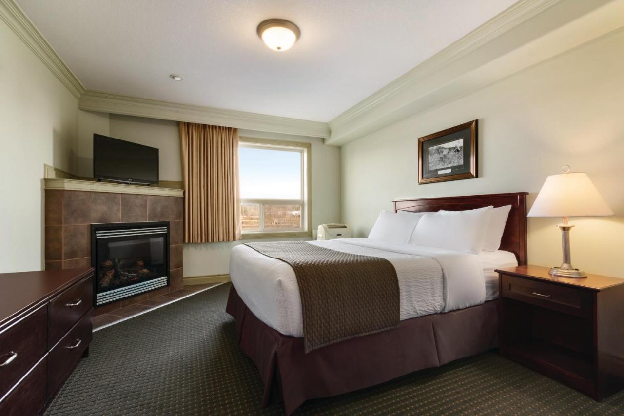 Quality Inn & Suites Whitecourt Exterior photo
