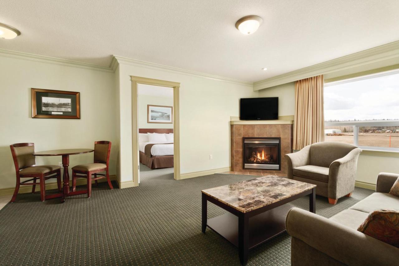 Quality Inn & Suites Whitecourt Exterior photo
