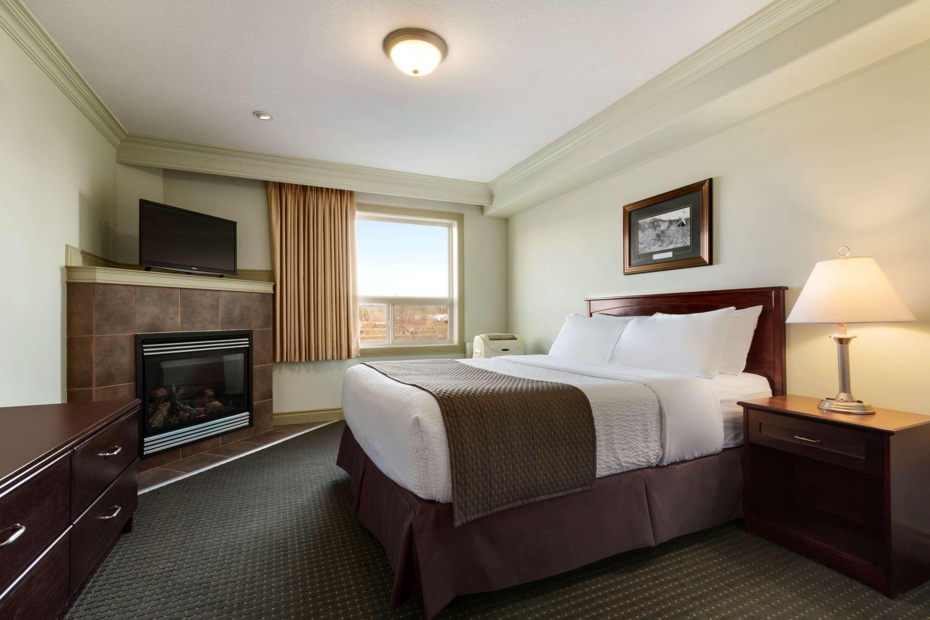 Quality Inn & Suites Whitecourt Exterior photo