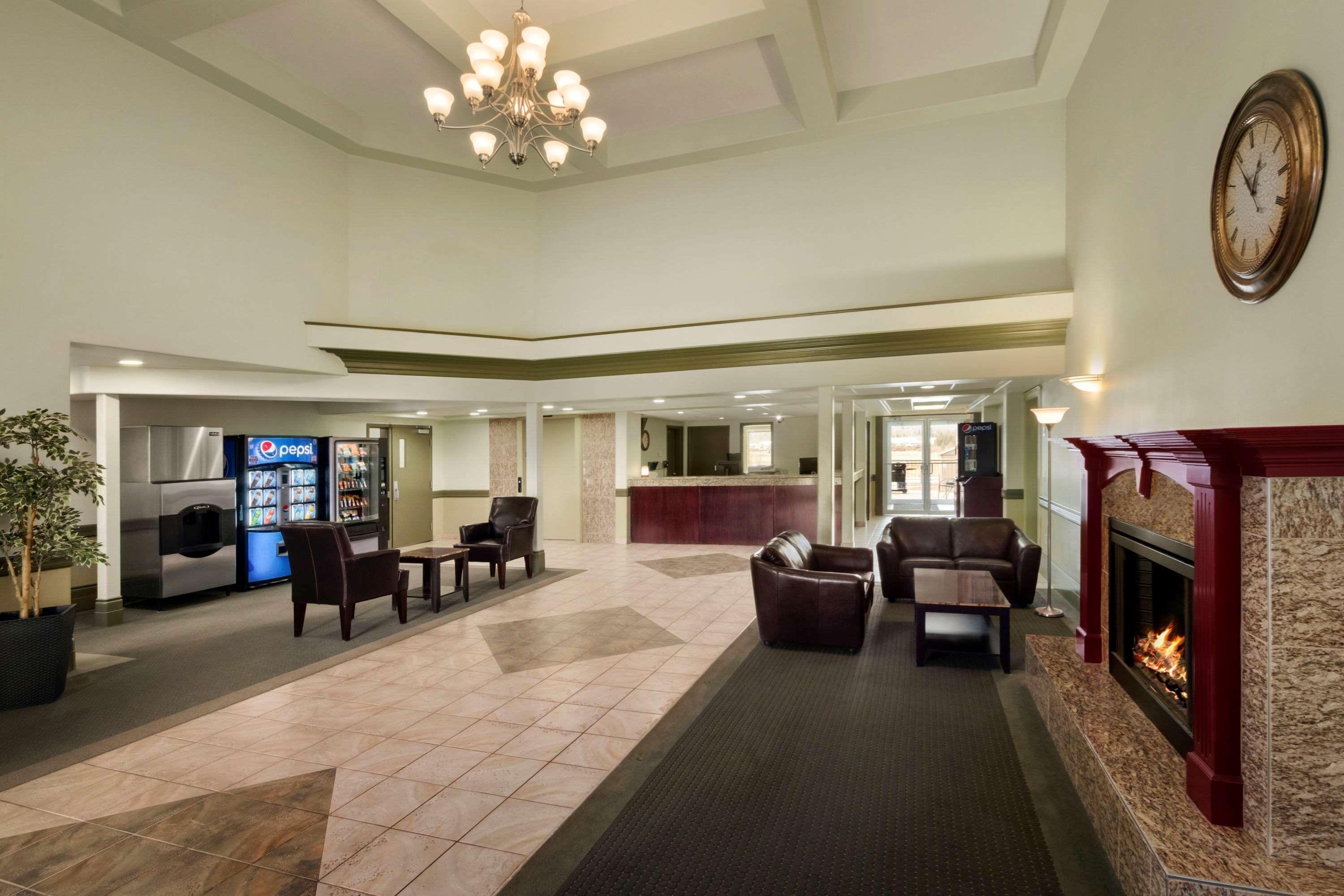 Quality Inn & Suites Whitecourt Exterior photo