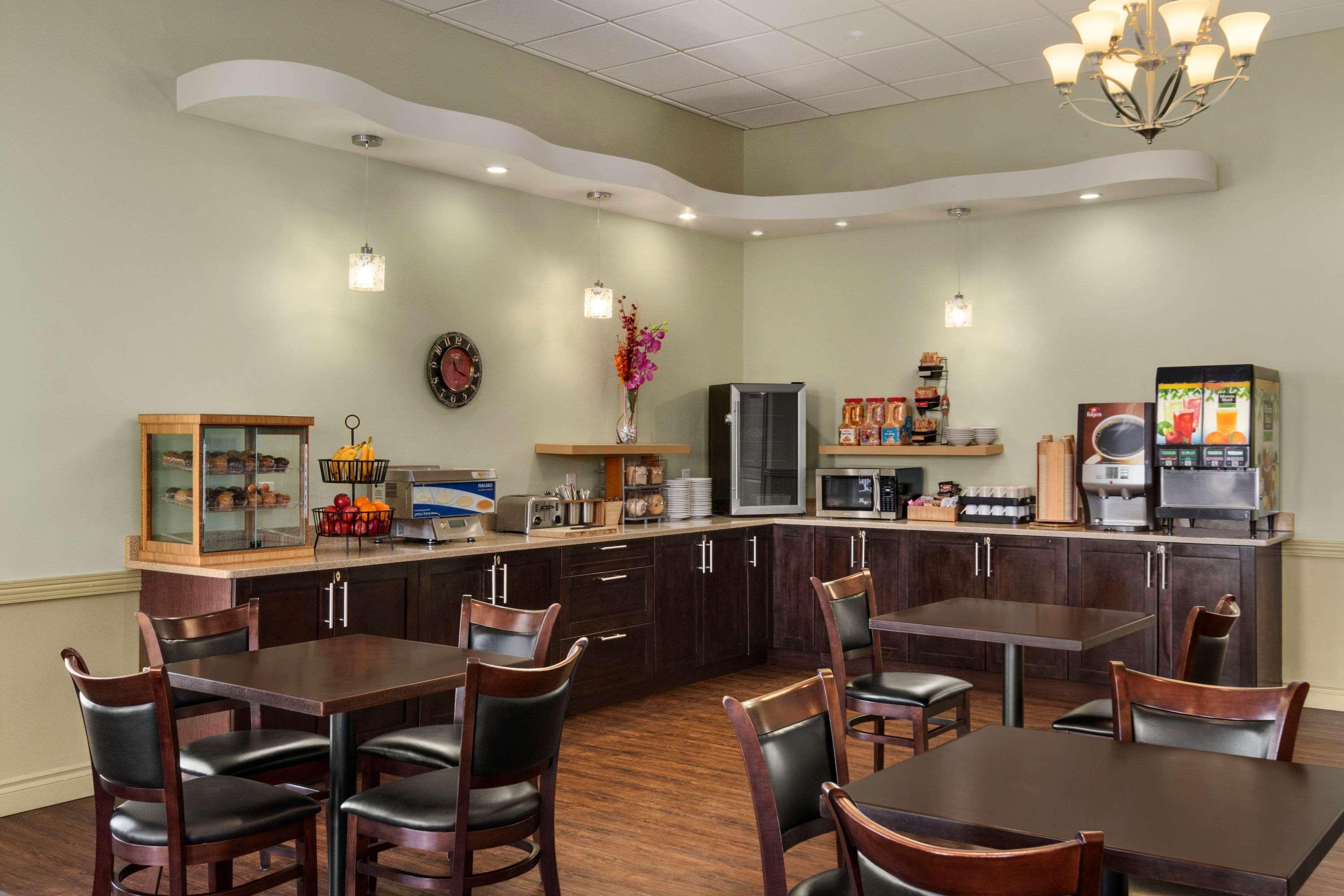 Quality Inn & Suites Whitecourt Exterior photo