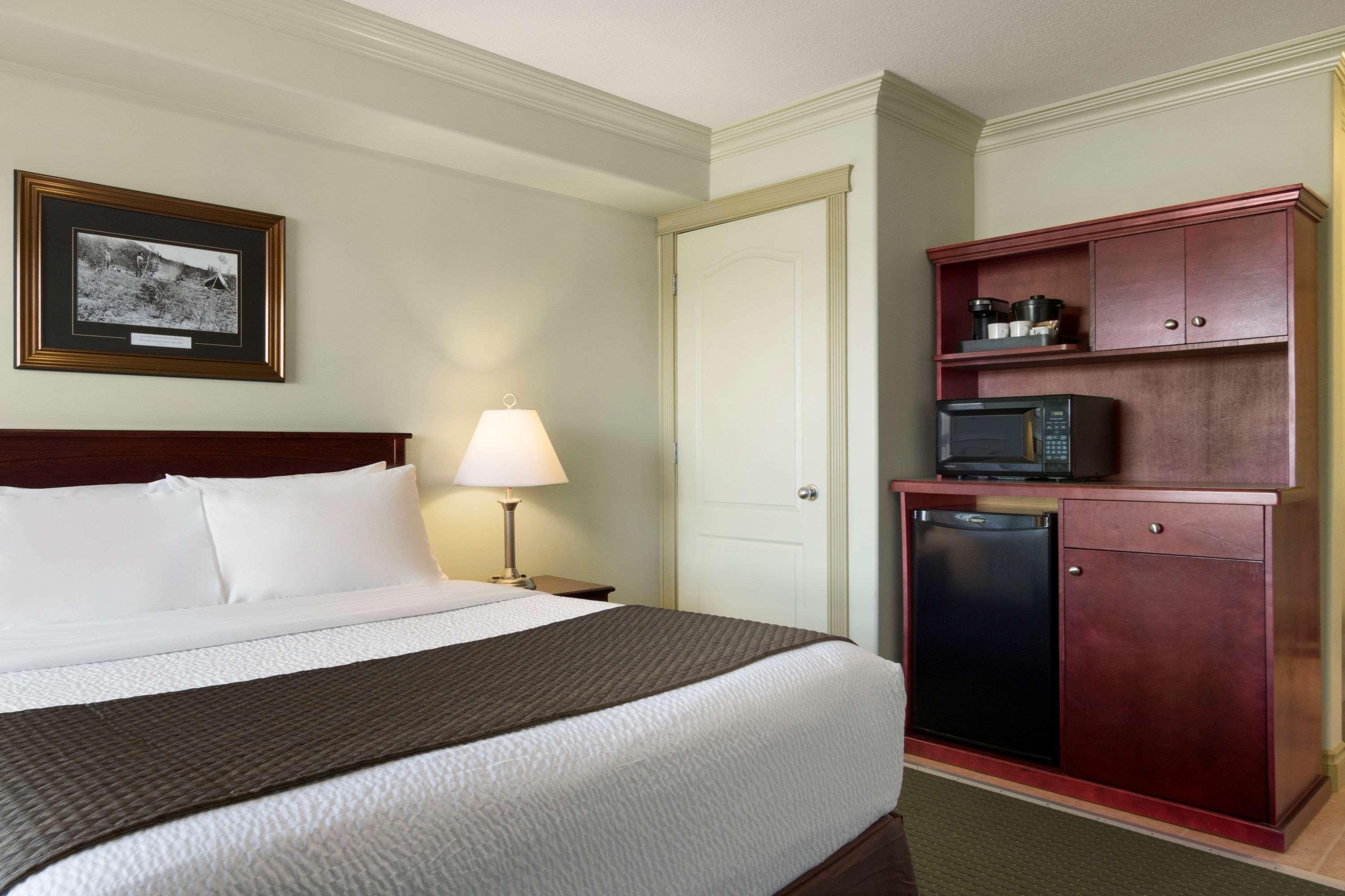 Quality Inn & Suites Whitecourt Exterior photo