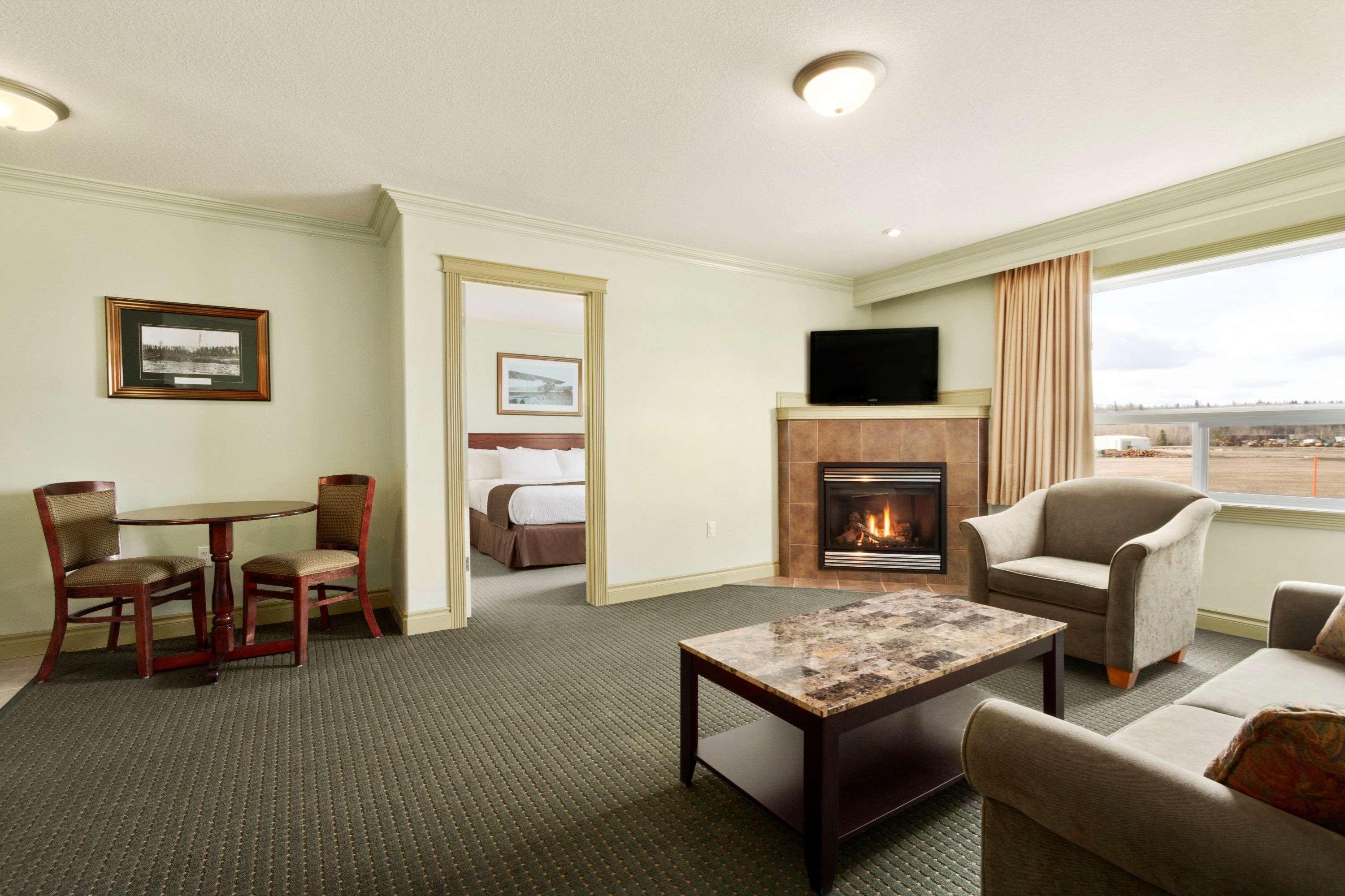 Quality Inn & Suites Whitecourt Exterior photo