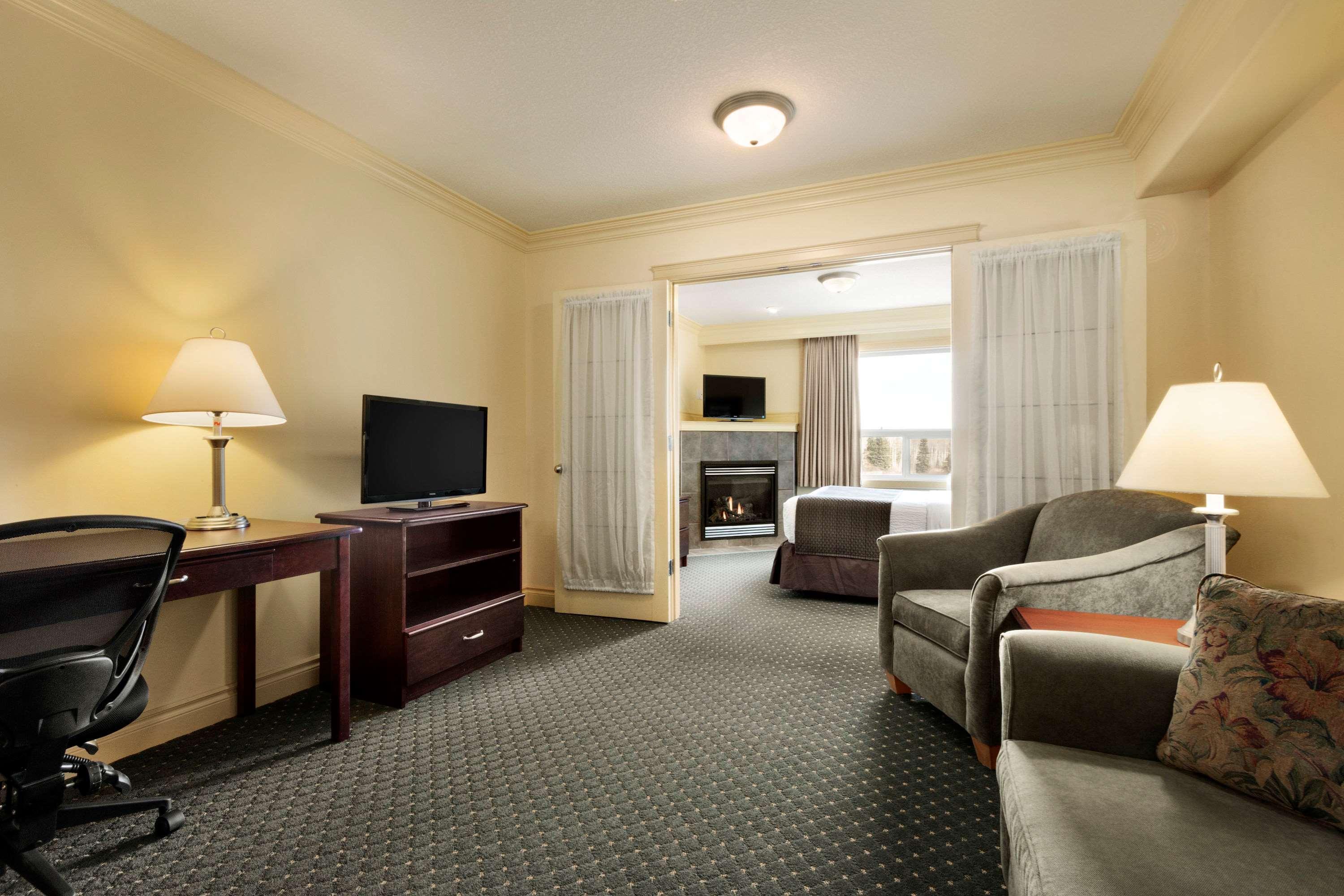 Quality Inn & Suites Whitecourt Exterior photo