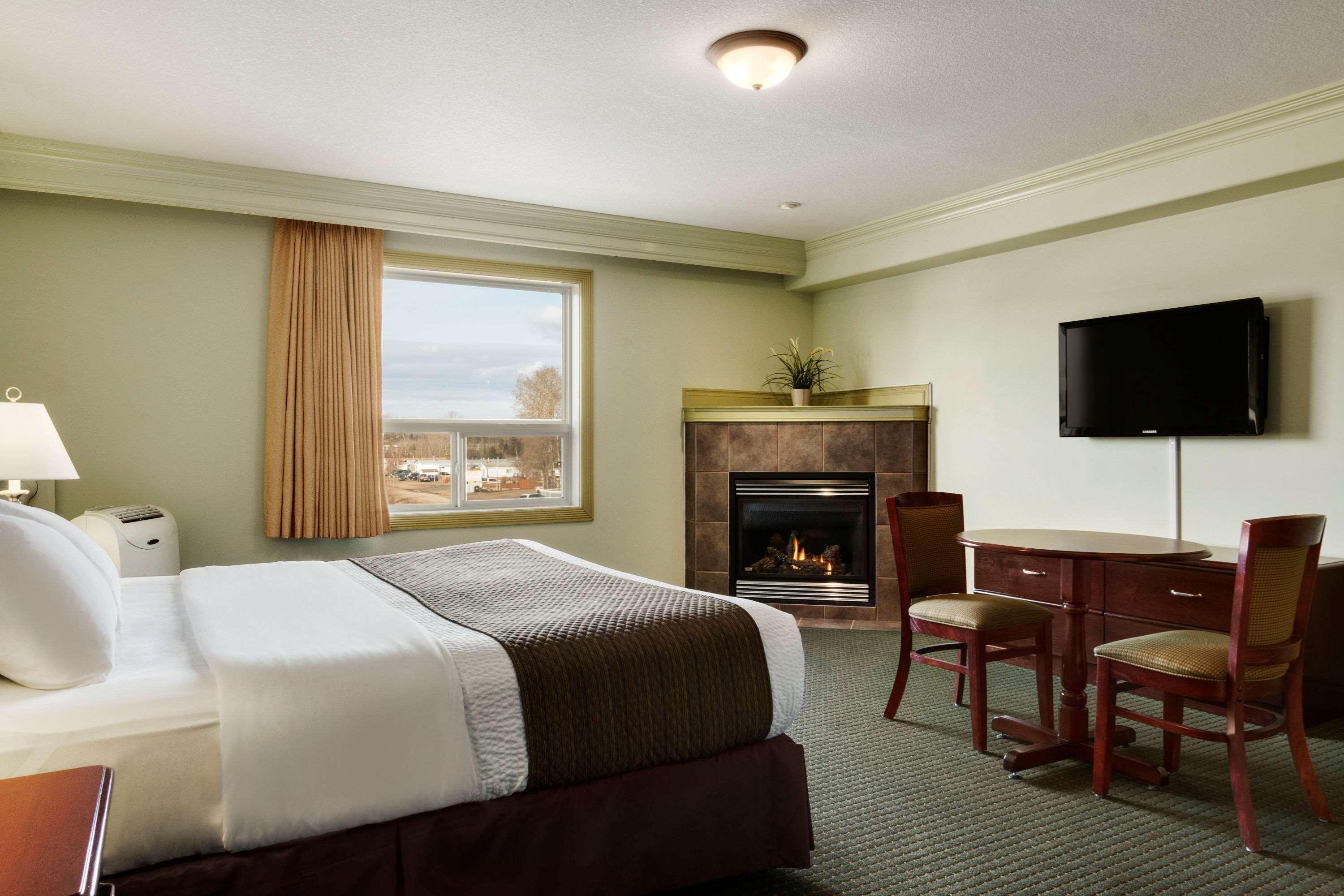 Quality Inn & Suites Whitecourt Exterior photo