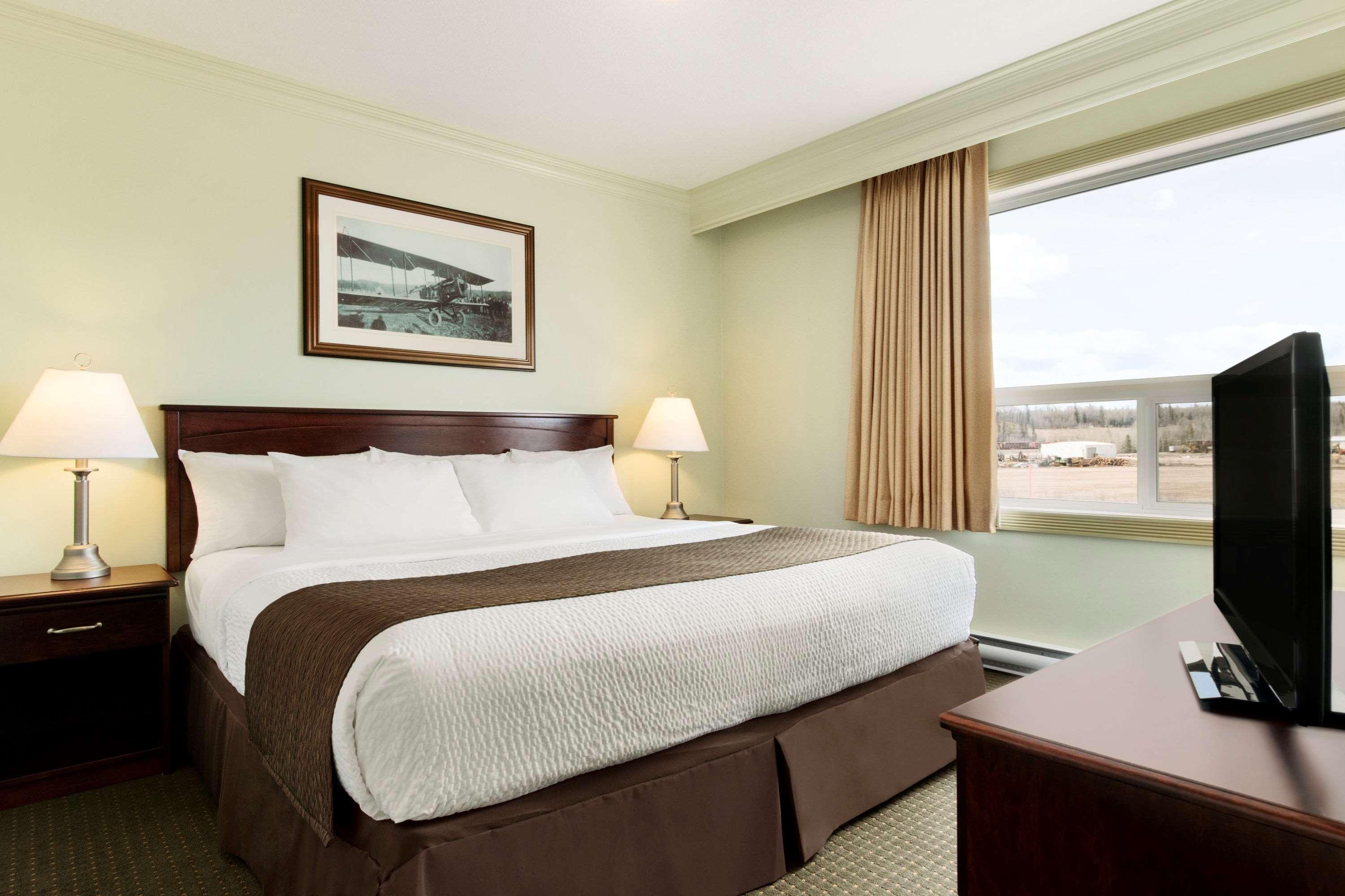 Quality Inn & Suites Whitecourt Exterior photo