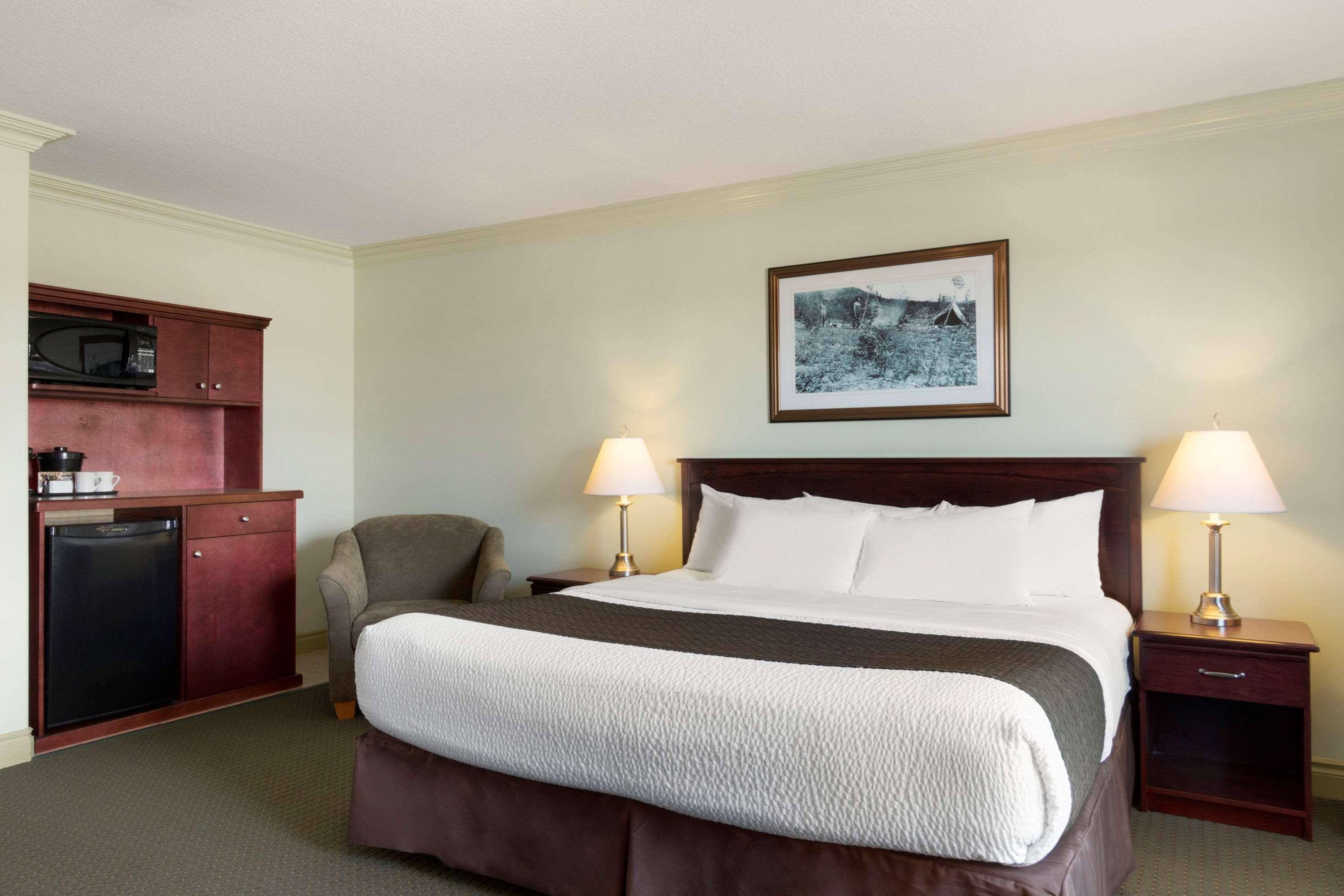 Quality Inn & Suites Whitecourt Exterior photo