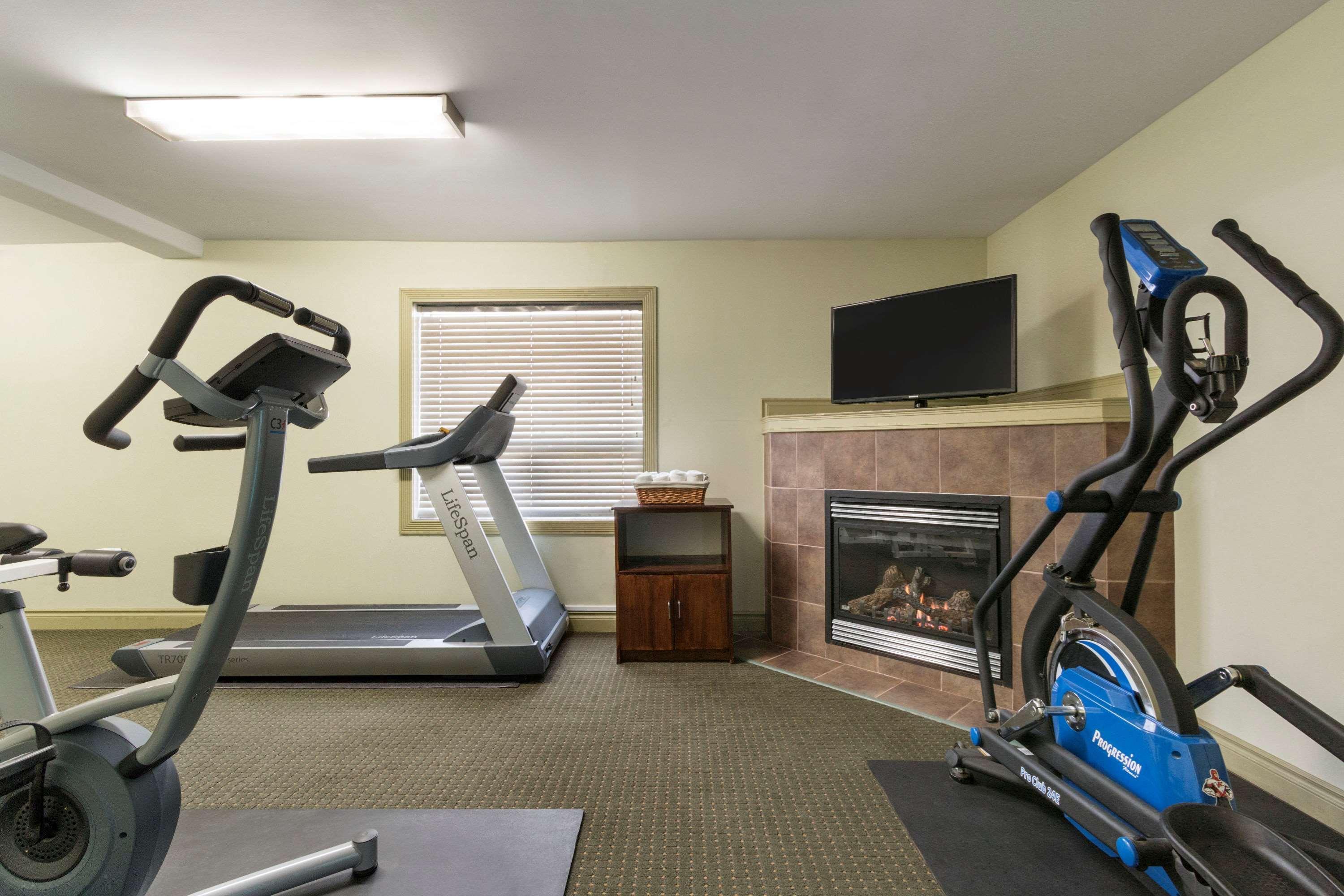 Quality Inn & Suites Whitecourt Exterior photo