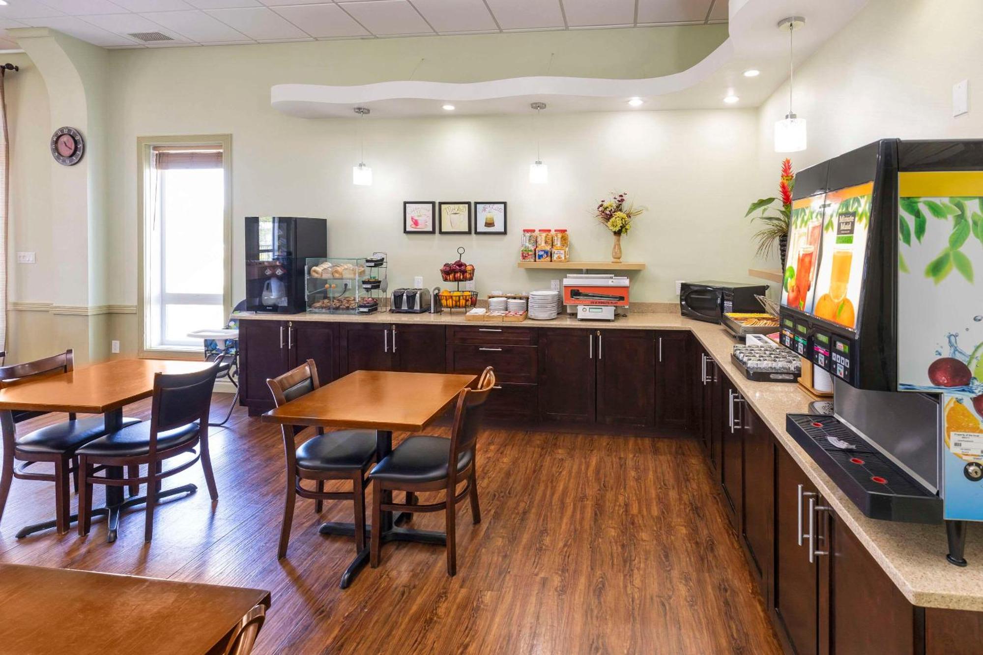 Quality Inn & Suites Whitecourt Exterior photo