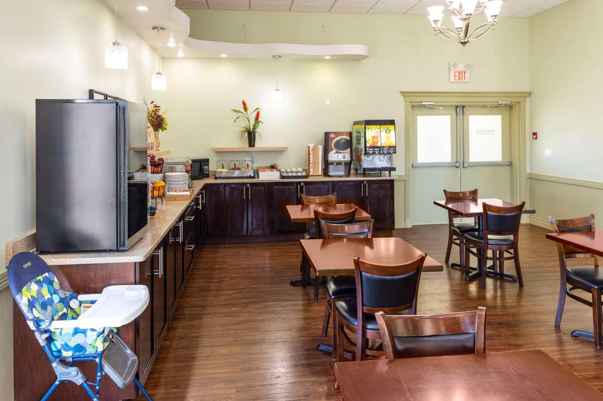 Quality Inn & Suites Whitecourt Exterior photo