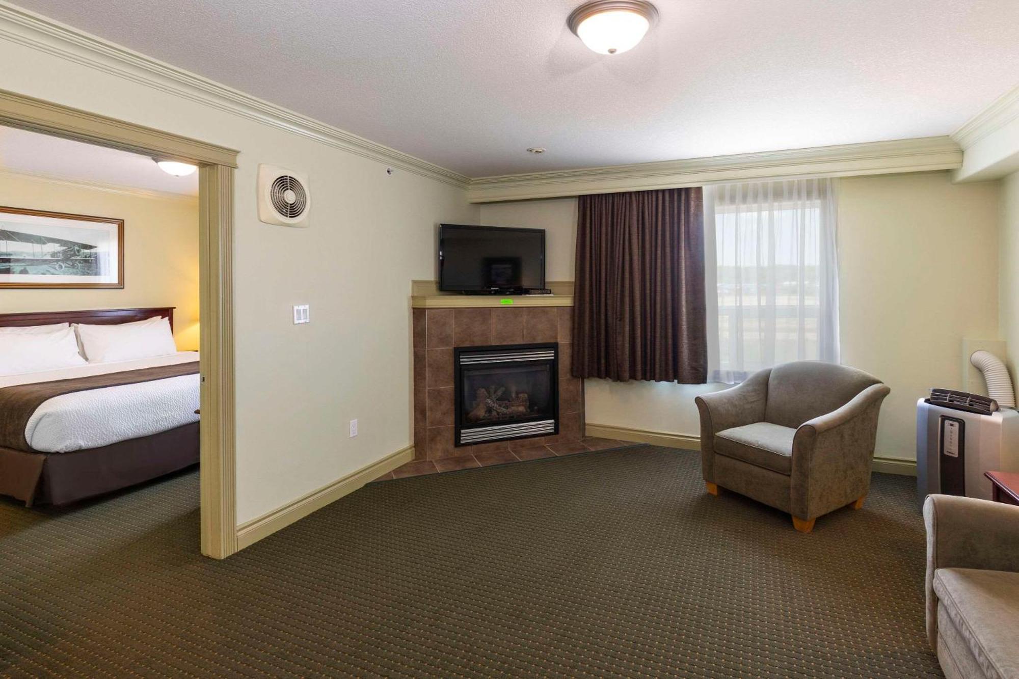 Quality Inn & Suites Whitecourt Exterior photo