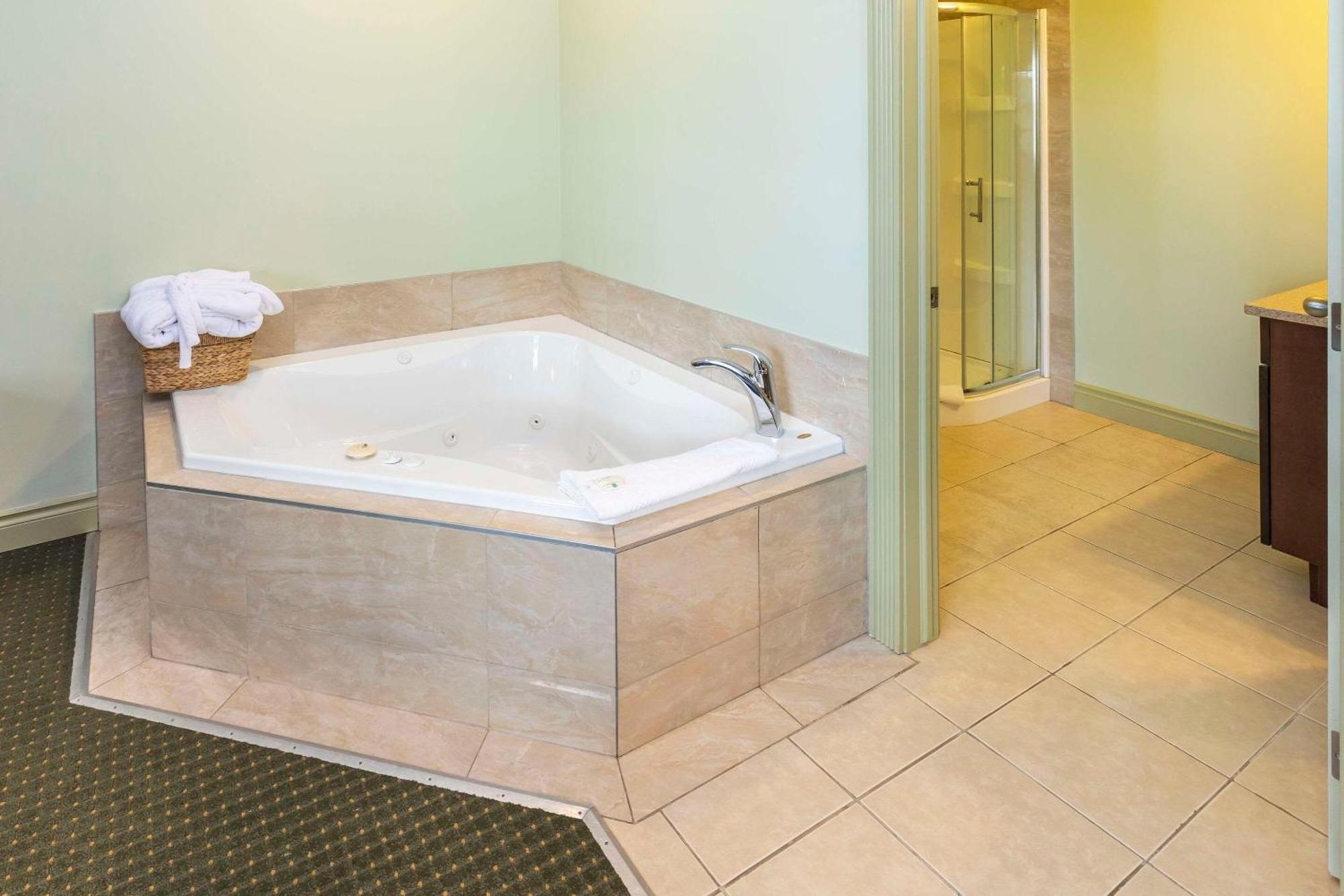 Quality Inn & Suites Whitecourt Exterior photo
