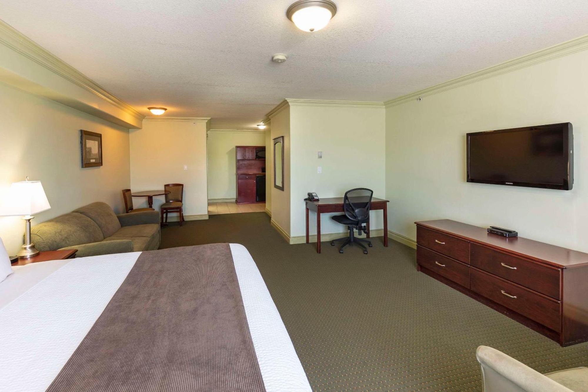 Quality Inn & Suites Whitecourt Exterior photo