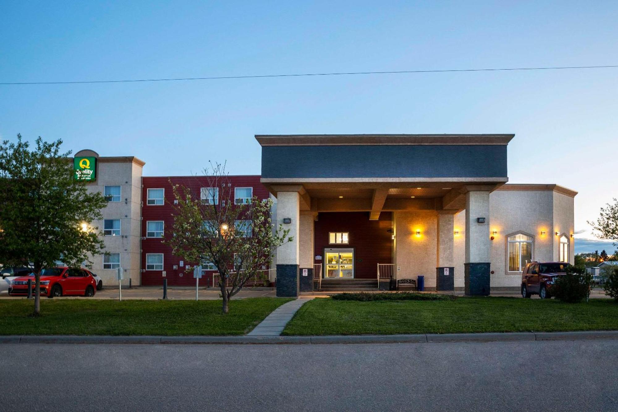 Quality Inn & Suites Whitecourt Exterior photo