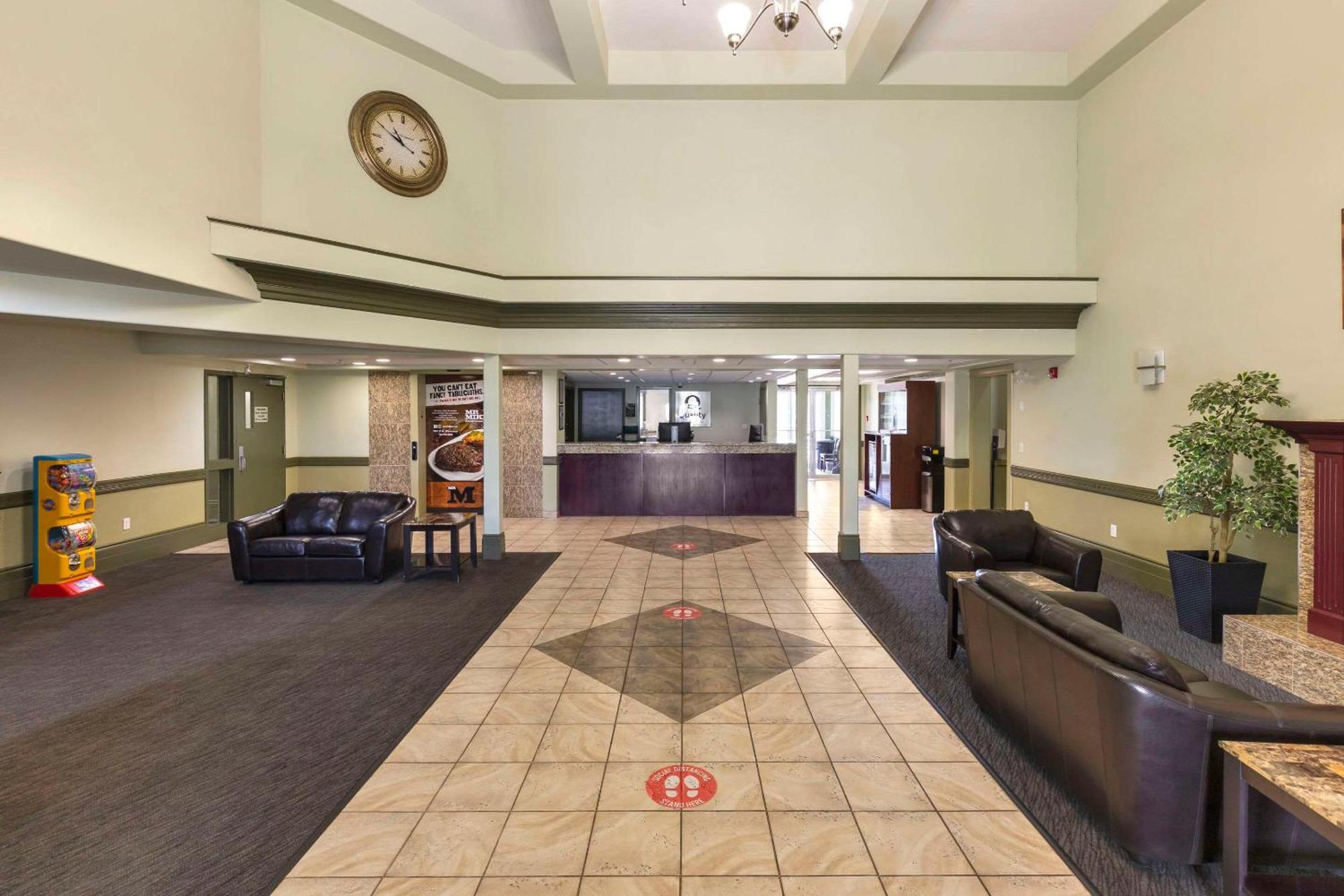 Quality Inn & Suites Whitecourt Exterior photo
