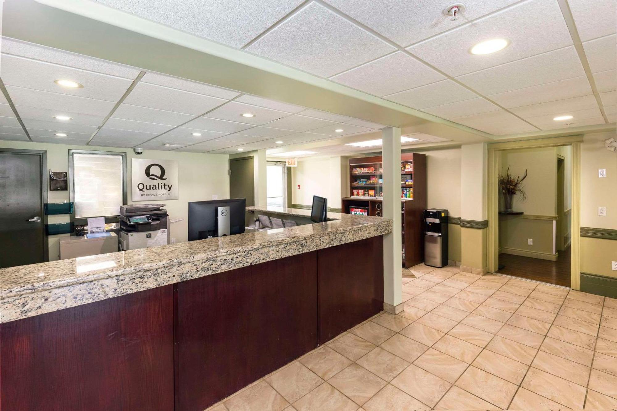 Quality Inn & Suites Whitecourt Exterior photo