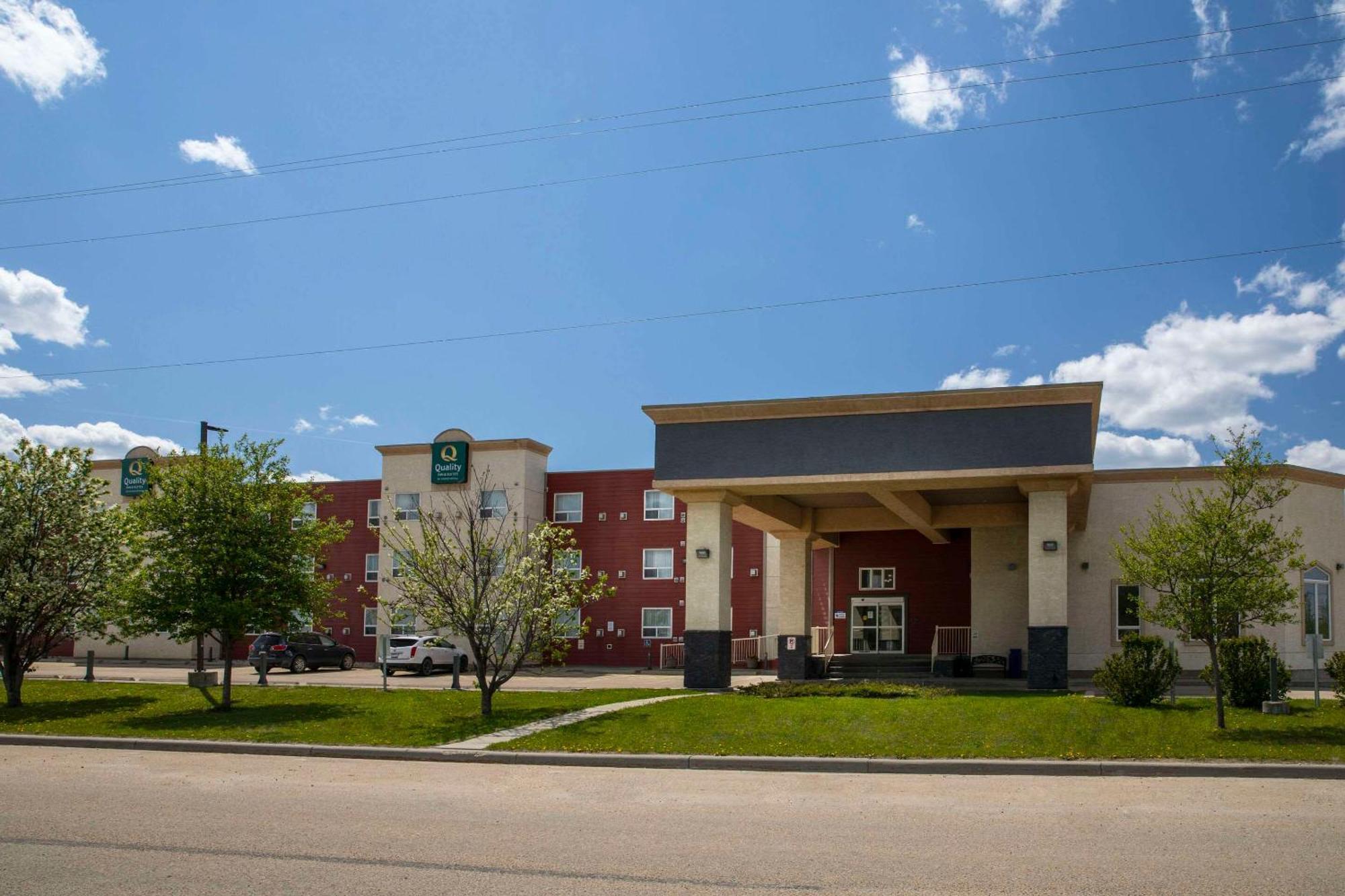 Quality Inn & Suites Whitecourt Exterior photo
