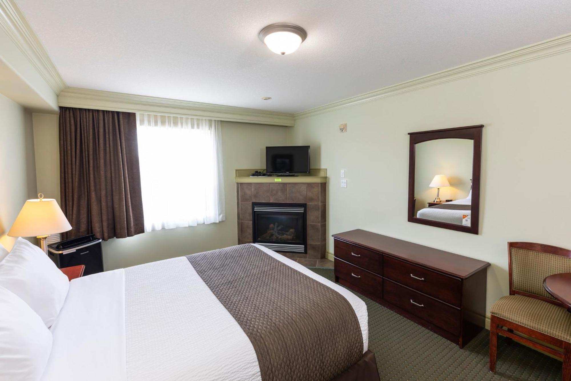 Quality Inn & Suites Whitecourt Exterior photo
