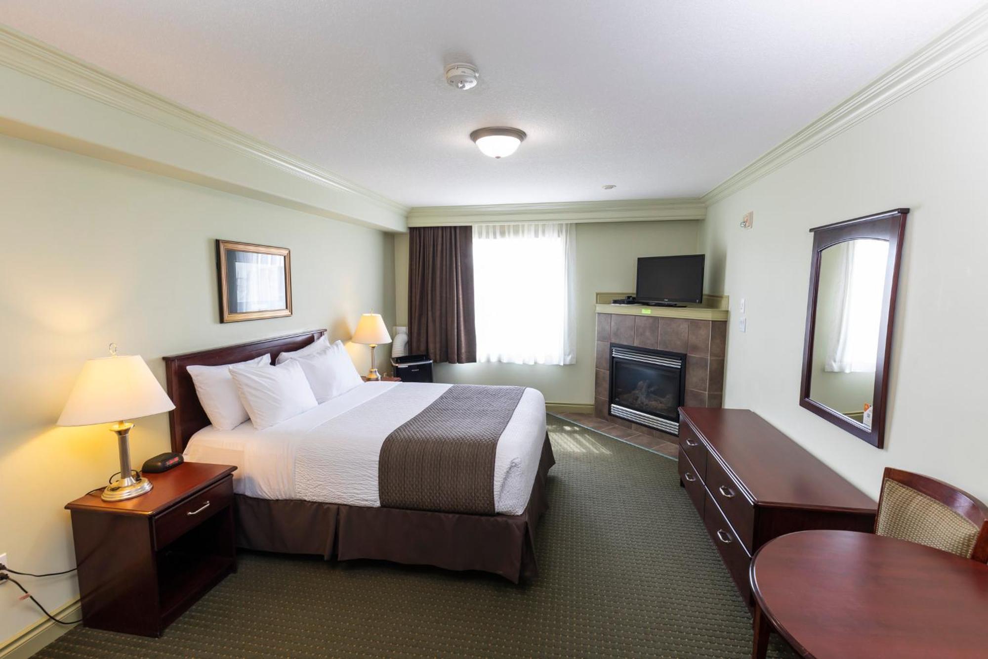Quality Inn & Suites Whitecourt Exterior photo